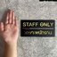 ป้ายเฉพาะพนักงาน ป้าย Staff only ป้ายอะคริลิคพื้นดำ ป้ายสวย ทนทาน สไตล์โมเดิร์น มินิมอล