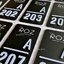 ป้ายห้องพัก The Roz อะคริลิคพื้นดำ ตัวอักษรสีขาว ลายนูนมีมิติ สไตล์โมเดิร์น มินิมอล มูจิ