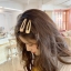 กิ๊บปากเป็ดขนาดกลาง ทรงสามเหลี่ยมเจาะขอบมนคลาสสิค อะคริลิคใสข้างใน glitter สีทอง ตัวเรือนสีทอง งานสวยเก๋ มินิมอลดูดี กิ๊บแน่นสปริงดี ขนาด 7 x 2 cm งานเกรดดีเลยค่ะ สวยเนี๊ยบ
