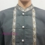 เสื้อผ้าไทยชายผ้าพื้นเมืองสีเทาอ่อน เสื้อผ้าฝ้ายชายแต่งผ้าขลิบลายและปักผ้าด้นมือแต่งดระดุมเหรียญ เสื้อผ้าฝ้ายซินมัยชายสีเทาแต่งแถบช้าง