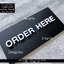 ป้ายจุดสั่งสินค้า ORDER HERE ป้ายร้านสวยๆ ป้ายคาเฟ่มินิมอล ป้ายอะคริลิค ป้ายร้าน สไตล์โมเดิร์น มินิมอล มูจิ