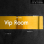 ป้ายชื่อห้อง VIP ROOM สีทอง สแตนเลสหน้าทองแฮลาย แนวนอน กัดกรดลงสีขาว สไตล์โมเดิร์น เรียบหรู มงคล ขนาด : 40 x 10 เซนติเมตร