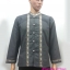 เสื้อผ้าไทยชายผ้าพื้นเมืองสีเทาอ่อน เสื้อผ้าฝ้ายชายแต่งผ้าขลิบลายและปักผ้าด้นมือแต่งดระดุมเหรียญ เสื้อผ้าฝ้ายซินมัยชายสีเทาแต่งแถบช้าง